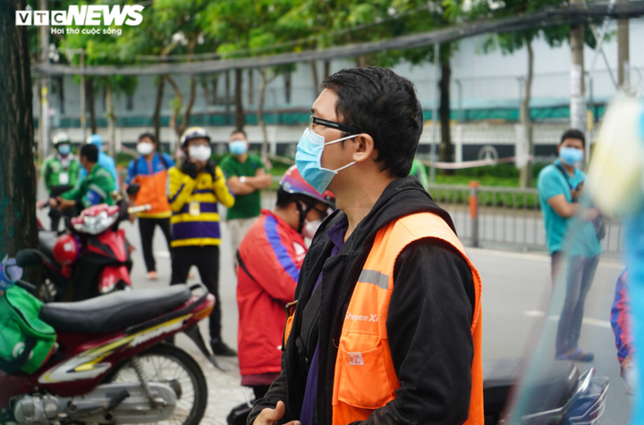 Ảnh: Shipper TP.HCM xếp hàng dài chờ xét nghiệm COVID-19 để lấy giấy thông hành - 5