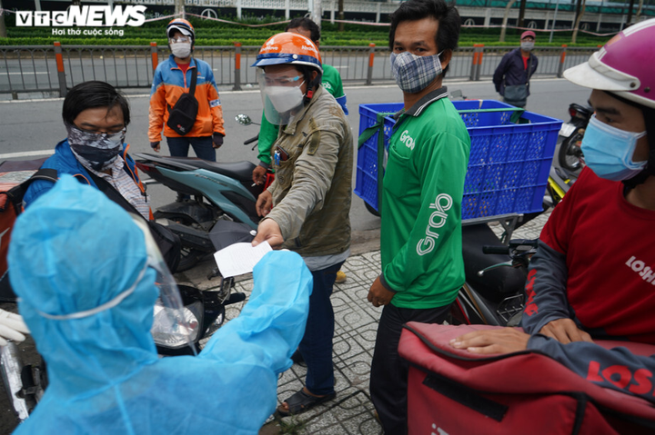 Ảnh: Shipper TP.HCM xếp hàng dài chờ xét nghiệm COVID-19 để lấy giấy thông hành - 14