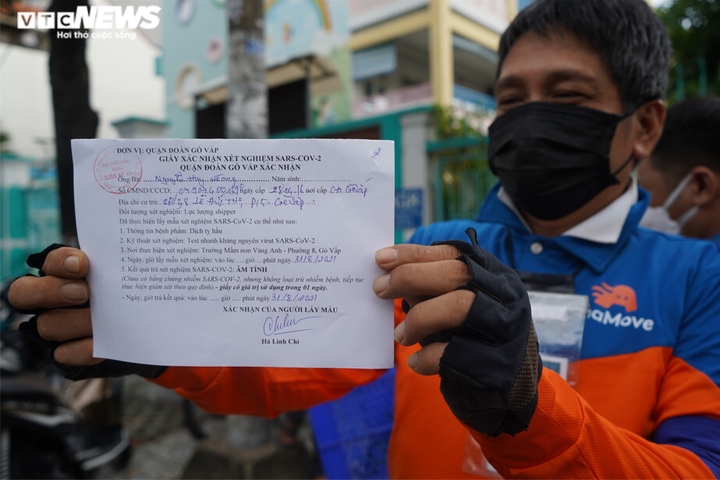 Ảnh: Shipper TP.HCM xếp hàng dài chờ xét nghiệm COVID-19 để lấy giấy thông hành - 15