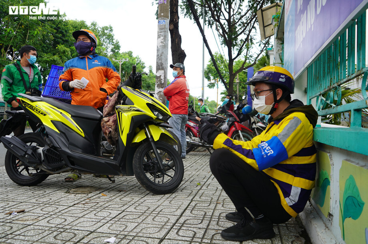 Ảnh: Shipper TP.HCM xếp hàng dài chờ xét nghiệm COVID-19 để lấy giấy thông hành - 16