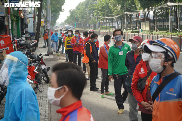 Ảnh: Shipper TP.HCM xếp hàng dài chờ xét nghiệm COVID-19 để lấy giấy thông hành - 2
