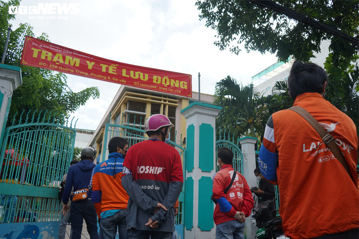 Ảnh: Shipper TP.HCM xếp hàng dài chờ xét nghiệm COVID-19 để lấy giấy thông hành - 8