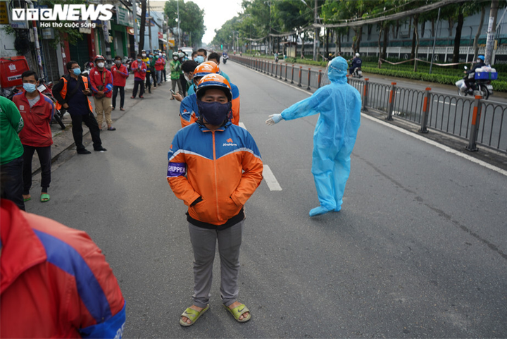 Ảnh: Shipper TP.HCM xếp hàng dài chờ xét nghiệm COVID-19 để lấy giấy thông hành - 10