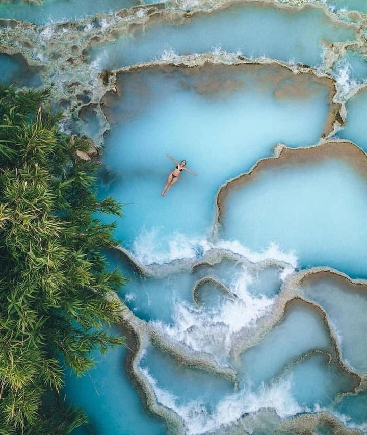 Suối nước nóng hình bậc thang độc đáo: Sắc xanh mờ ảo đẹp như thiên đường - 4