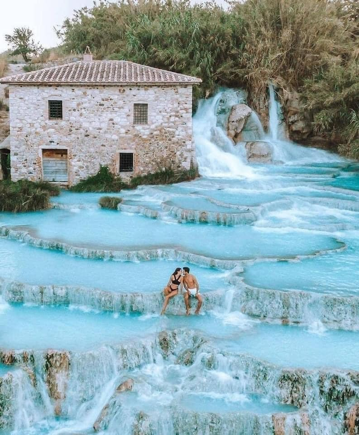 Suối nước nóng hình bậc thang độc đáo: Sắc xanh mờ ảo đẹp như thiên đường - 3