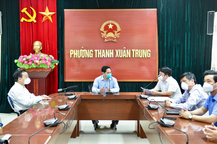 Thủ tướng kiểm tra đột xuất ổ dịch COVID-19 đang 'nóng' nhất Hà Nội - 2