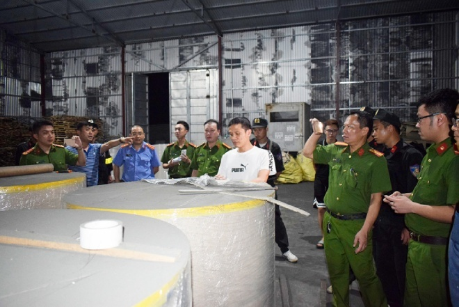 Những cuộn giấy nặng bất thường giúp công an lần ra đường dây buôn lậu quặng - 1