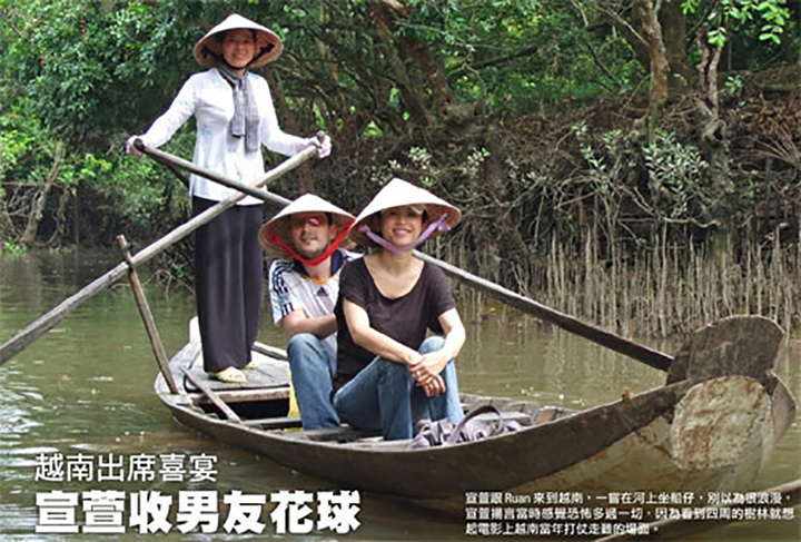 Sao ngoại ‘nhập gia tùy tục’ ở Việt Nam: Lái xe máy, đội nón lá đi chợ nổi - 10