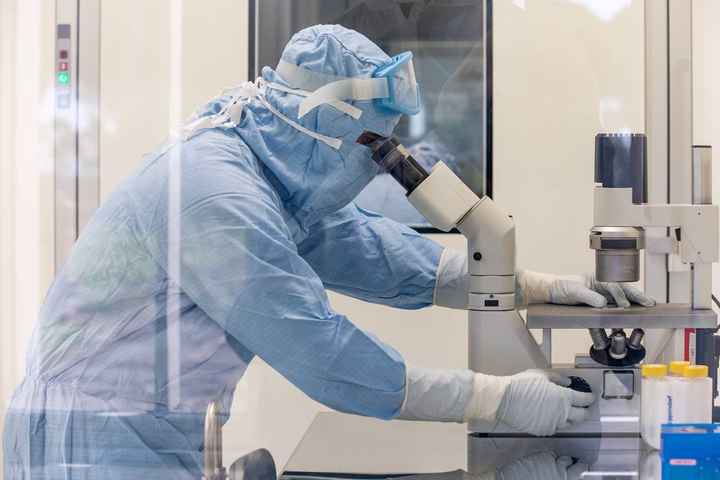 WHO: Biến thể SARS-CoV-2 mới nguy hiểm, có khả năng kháng vaccine - 1