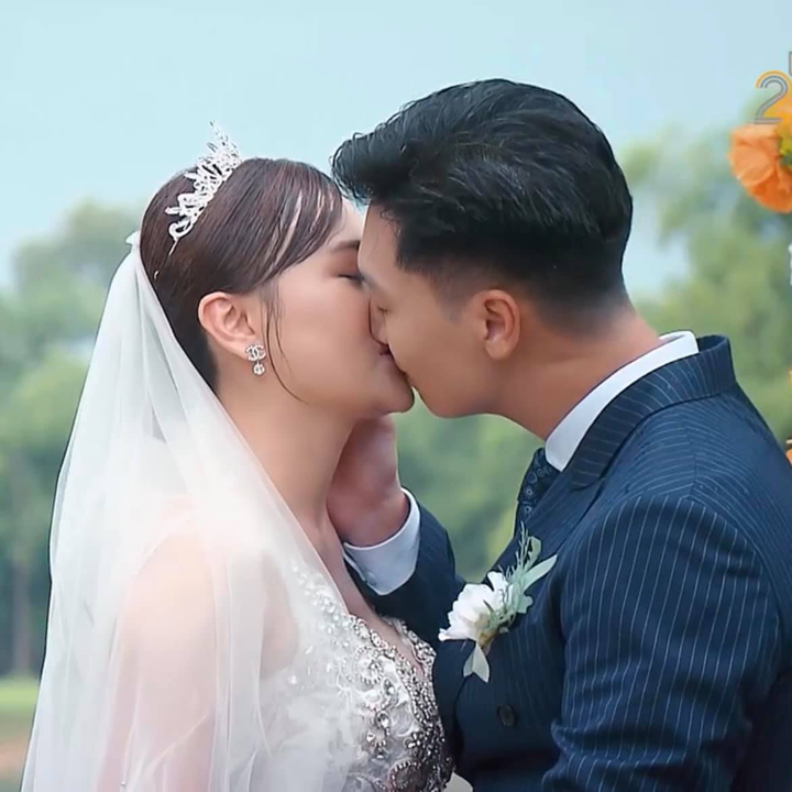 Mạnh Trường hôn Phương Oanh say đắm trong lễ cưới nhưng càng nhìn càng thấy sai - 3