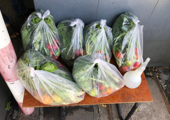 Rủ nhau gom đơn mua chung thực phẩm để giảm tải 'đi chợ hộ' ở TP.HCM - 2