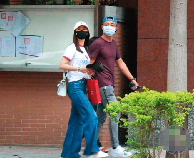 Sau tin đồn bị 'cấm cửa', Lâm Tâm Như và Hoắc Kiến Hoa xuất hiện rạng rỡ - 3