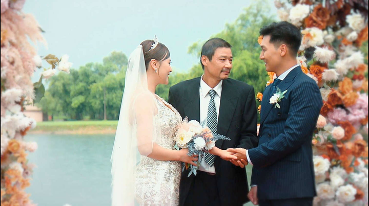 Mạnh Trường hôn Phương Oanh say đắm trong lễ cưới nhưng càng nhìn càng thấy sai - 2