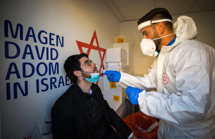 Quốc gia 'siêu tiêm chủng' gồng mình chống làn sóng COVID-19 thứ năm - 1