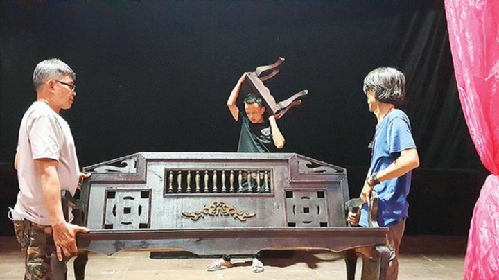 Hỗ trợ nghệ sĩ mùa COVID-19: Người nhận bị chỉ trích, người cần lại tủi thân - 2