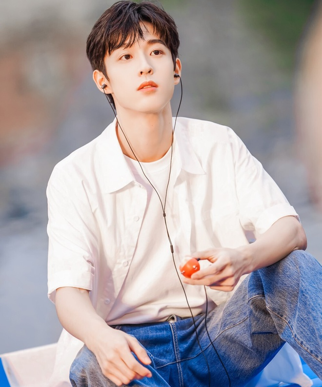 Triệu Vy 'ngã ngựa', những ngôi sao nào đang 'ngồi trên đống lửa'? - 1