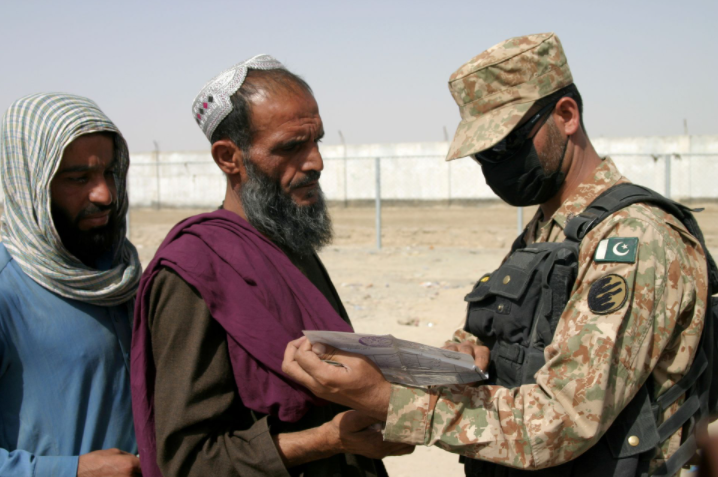 Sân bay đóng cửa, người tị nạn Afghanistan chạy trốn ra biên giới - 1