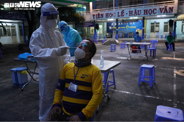 Dòng tâm sự của shipper chạy đơn trong 'vùng đỏ' tại TP.HCM - 1