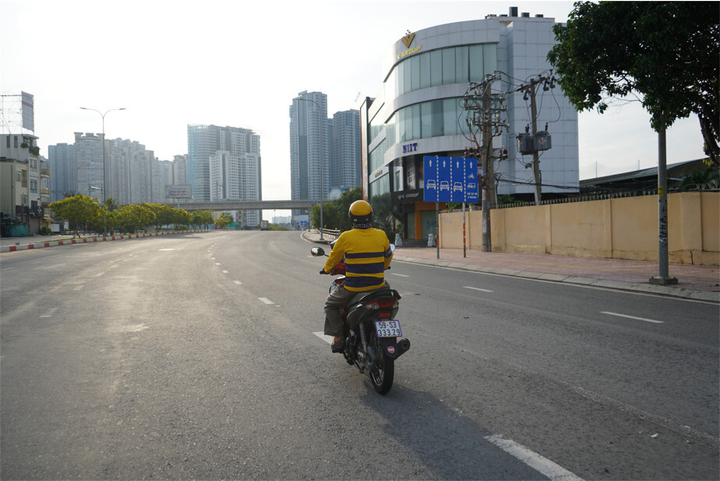 Dòng tâm sự của shipper chạy đơn trong 'vùng đỏ' tại TP.HCM - 5