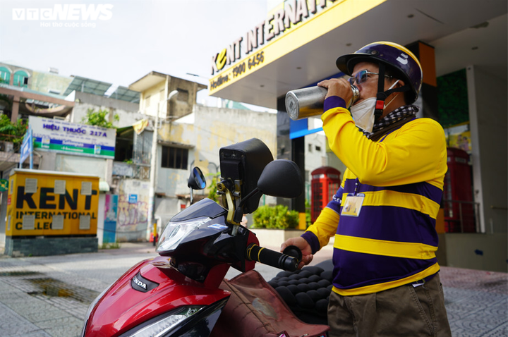 Dòng tâm sự của shipper chạy đơn trong 'vùng đỏ' tại TP.HCM - 4