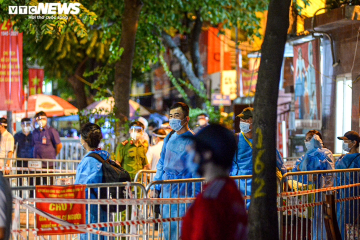 Ảnh: Hà Nội di dời khẩn cấp người dân ra khỏi ổ dịch Thanh Xuân Trung - 11