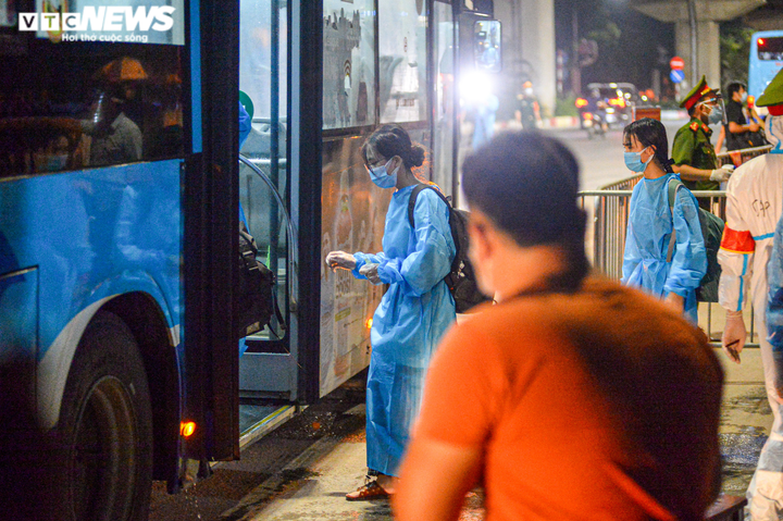 Ảnh: Hà Nội di dời khẩn cấp người dân ra khỏi ổ dịch Thanh Xuân Trung - 13