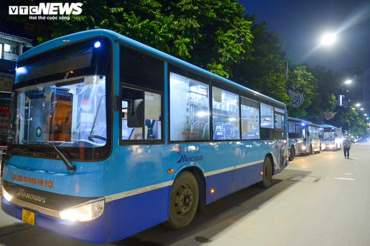 Ảnh: Hà Nội di dời khẩn cấp người dân ra khỏi ổ dịch Thanh Xuân Trung - 3