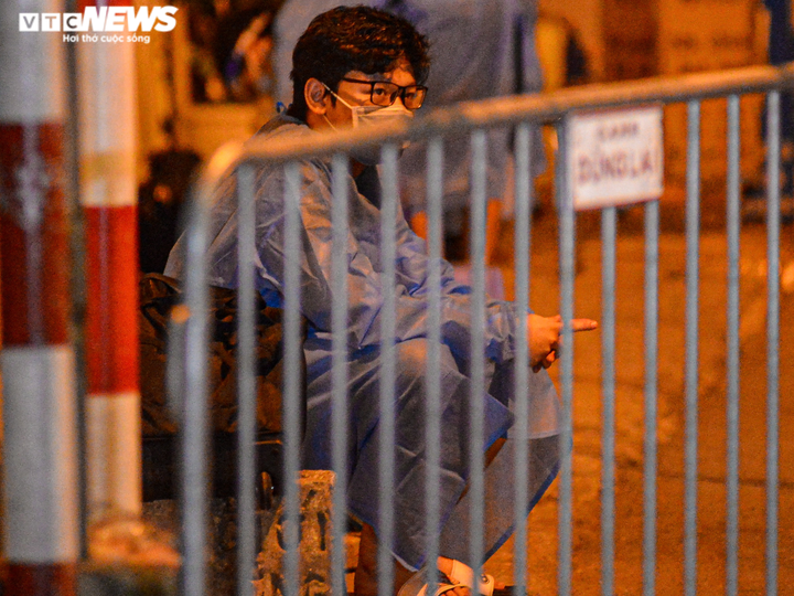 Ảnh: Hà Nội di dời khẩn cấp người dân ra khỏi ổ dịch Thanh Xuân Trung - 5