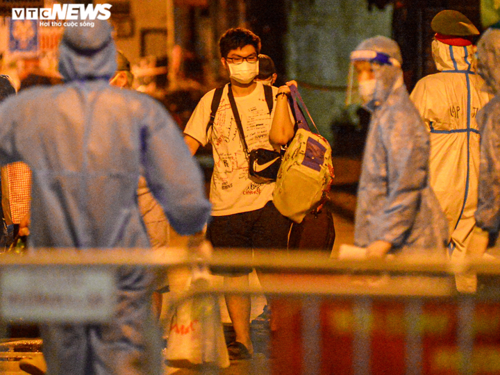 Ảnh: Hà Nội di dời khẩn cấp người dân ra khỏi ổ dịch Thanh Xuân Trung - 6