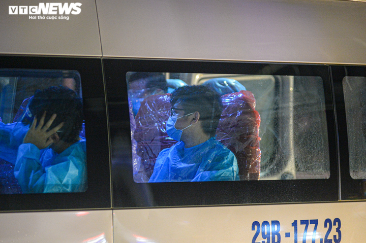 Ảnh: Hà Nội di dời khẩn cấp người dân ra khỏi ổ dịch Thanh Xuân Trung - 14