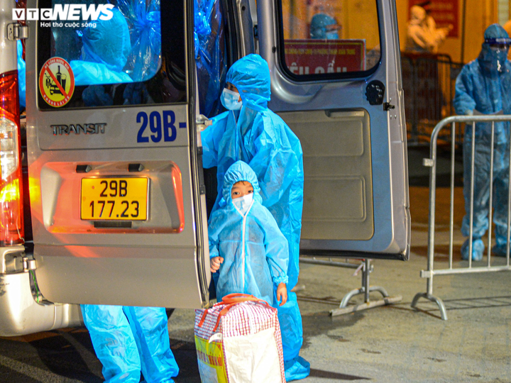 Ảnh: Hà Nội di dời khẩn cấp người dân ra khỏi ổ dịch Thanh Xuân Trung - 10