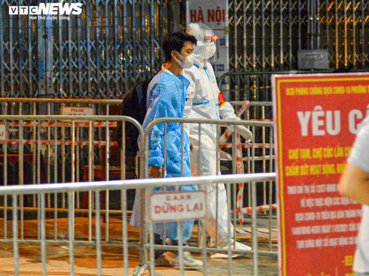 Ảnh: Hà Nội di dời khẩn cấp người dân ra khỏi ổ dịch Thanh Xuân Trung - 8