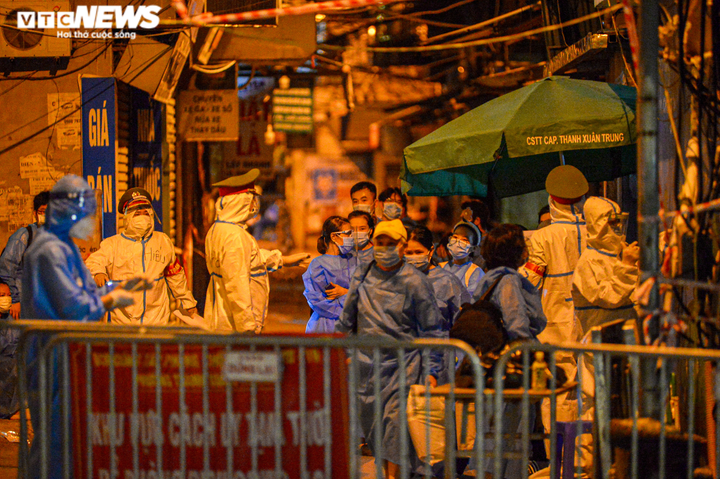 Ảnh: Hà Nội di dời khẩn cấp người dân ra khỏi ổ dịch Thanh Xuân Trung - 4