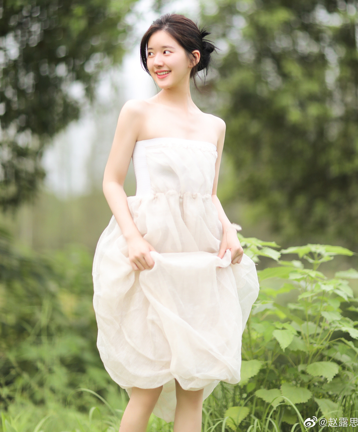 Nhan sắc mỹ nữ là đối thủ của Địch Lệ Nhiệt Ba - 9