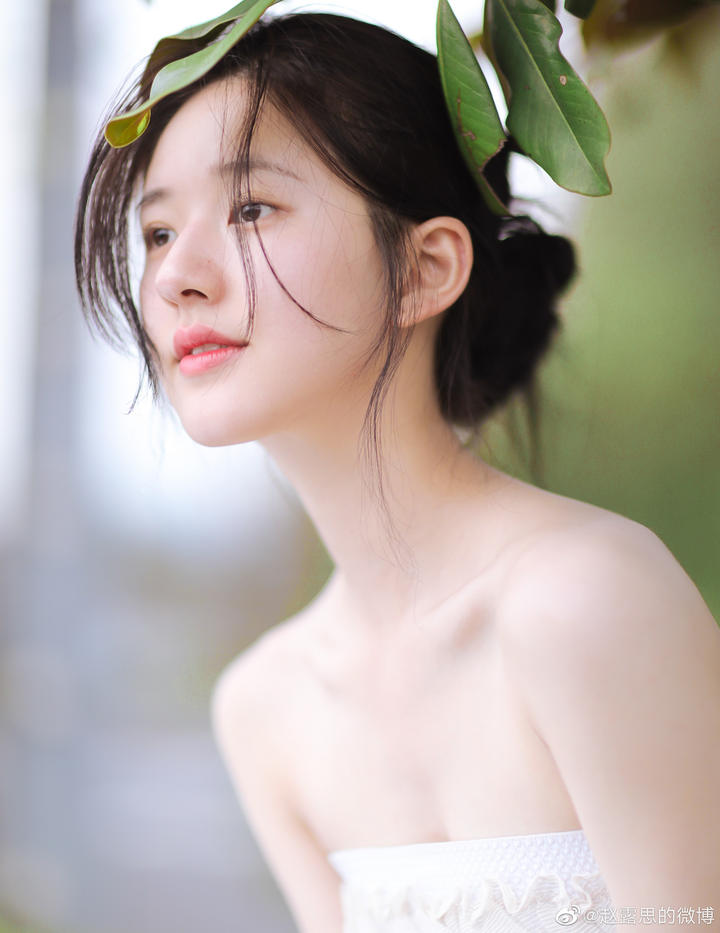 Nhan sắc mỹ nữ là đối thủ của Địch Lệ Nhiệt Ba - 4