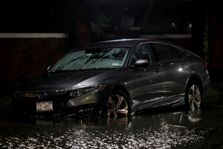 Bão Ida khiến New York hỗn loạn, đường phố biến thành sông - 5