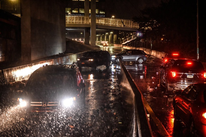 Bão Ida khiến New York hỗn loạn, đường phố biến thành sông - 2