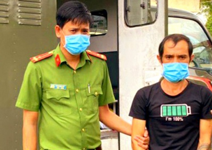 Nam thanh niên cầm dao đâm thiếu tá công an - 1