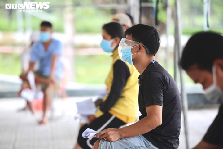 Ảnh: Người dân Bình Dương xếp hàng từ sớm chờ tiêm vaccine Sinopharm - 12