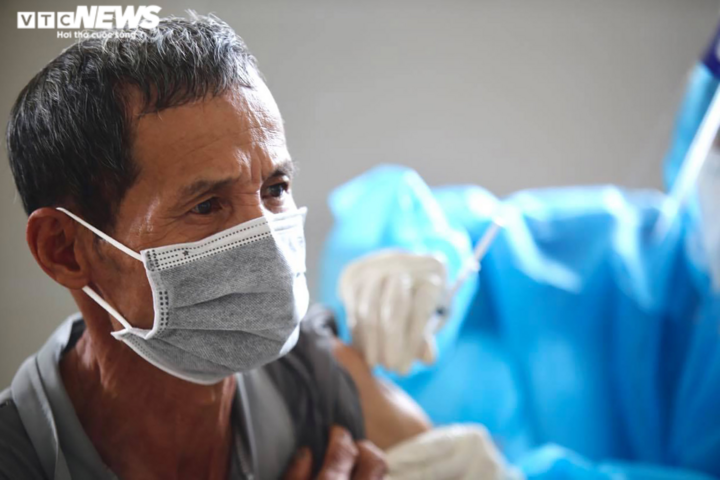 Ảnh: Người dân Bình Dương xếp hàng từ sớm chờ tiêm vaccine Sinopharm - 7