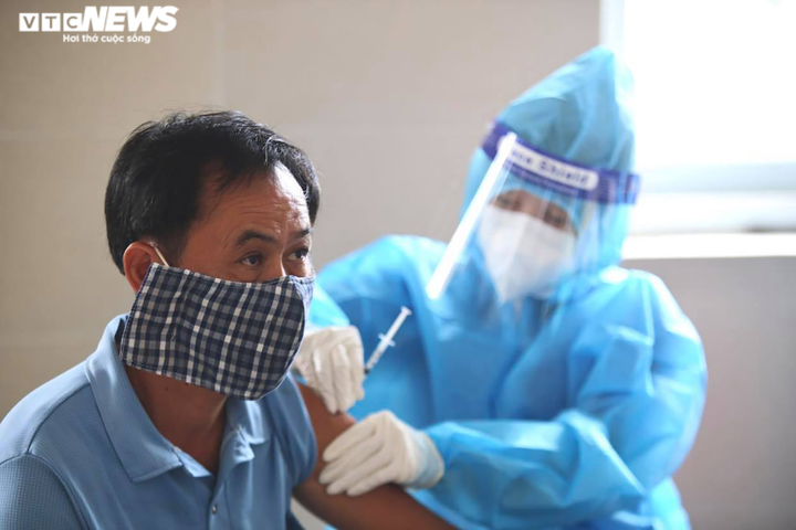 Ảnh: Người dân Bình Dương xếp hàng từ sớm chờ tiêm vaccine Sinopharm - 9