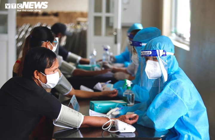 Ảnh: Người dân Bình Dương xếp hàng từ sớm chờ tiêm vaccine Sinopharm - 3