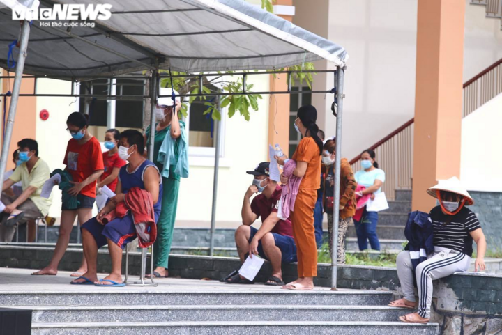 Ảnh: Người dân Bình Dương xếp hàng từ sớm chờ tiêm vaccine Sinopharm - 13