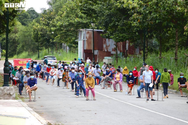 Ảnh: Người dân Bình Dương xếp hàng từ sớm chờ tiêm vaccine Sinopharm - 1