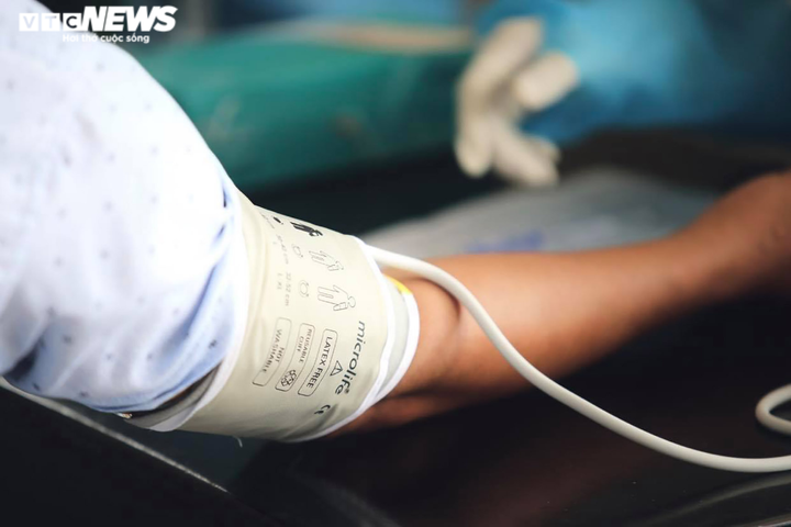 Ảnh: Người dân Bình Dương xếp hàng từ sớm chờ tiêm vaccine Sinopharm - 4