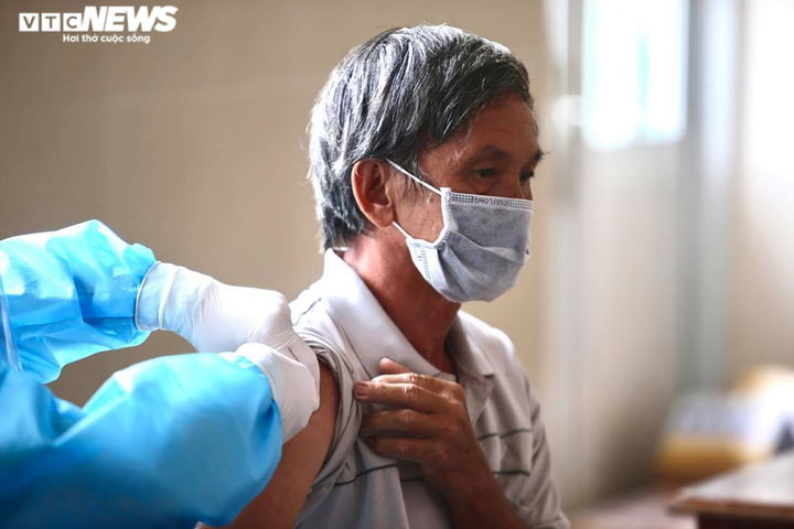 Ảnh: Người dân Bình Dương xếp hàng từ sớm chờ tiêm vaccine Sinopharm - 10