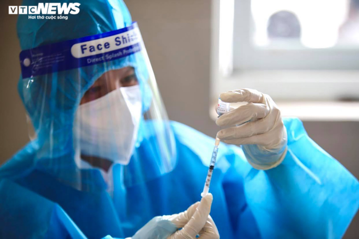 Ảnh: Người dân Bình Dương xếp hàng từ sớm chờ tiêm vaccine Sinopharm - 5