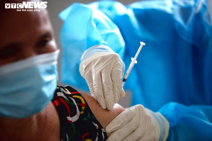 Ảnh: Người dân Bình Dương xếp hàng từ sớm chờ tiêm vaccine Sinopharm - 8