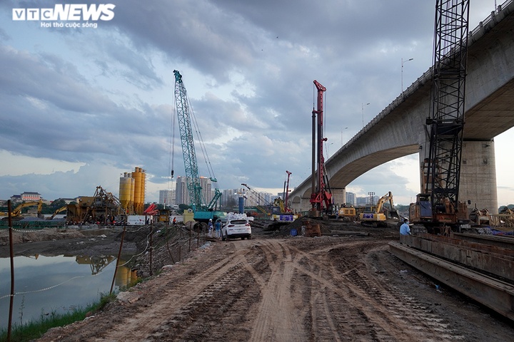 Ảnh: Công trường trọng điểm thực hiện '3 tại chỗ' vừa chống dịch vừa thi công - 1