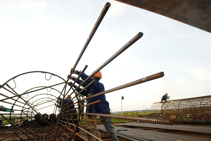 Ảnh: Công trường trọng điểm thực hiện '3 tại chỗ' vừa chống dịch vừa thi công - 2